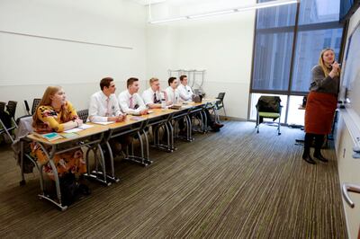 Síster Alexa Bartels, à direita, ensina português à síster Anna Simmons e aos élderes Cole Thompson, Nicholas Shipp, Nicholas Lizon, Devon Olsen e Dawsin Merkley no Centro de Treinamento Missionário em Provo na quarta-feira, dia 25 de março de 2020.