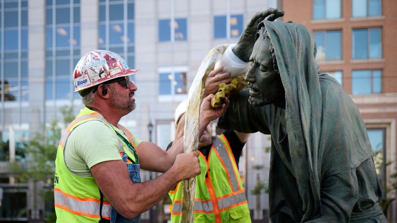 Os membros da equipe instalam a estátua "Jesus Cristo no Getsêmani", criada pela dupla de marido e mulher Stefanie e Roger Hunt, logo ao sul do Templo de Salt Lake na quarta-feira, 17 de setembro de 2025.