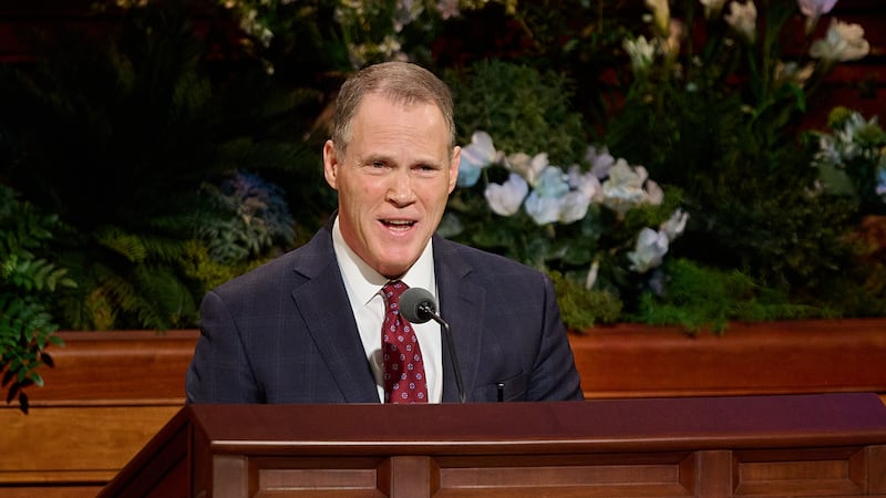 Elder Edward B. Rowe, Setenta Autoridade Geral, fala durante a sessão de domingo de manhã da 196ª Conferência Geral Anual de A Igreja de Jesus Cristo, dos Santos dos Últimos Dias no Centro de Conferências em Salt Lake City em 5 de abril de 2026.