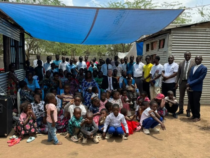 Membros do Ramo Kakuma reúnem-se em um acampamento de refugiados em Kakuma, Quênia, no dia em que o ramo foi organizado em 6 de abril de 2025.
