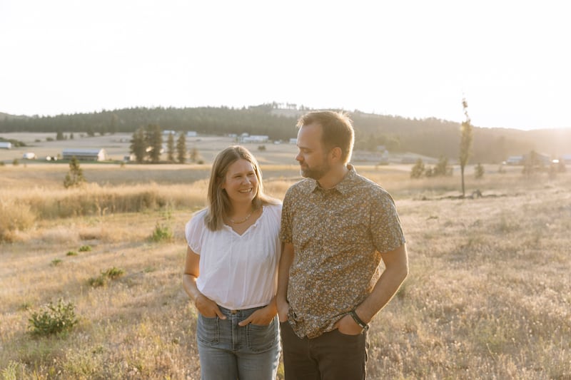 Lindsey e Matt Coons estão em pé do lado de fora de sua casa em Spokane, Washington, no sábado, 22 de agosto de 2026.