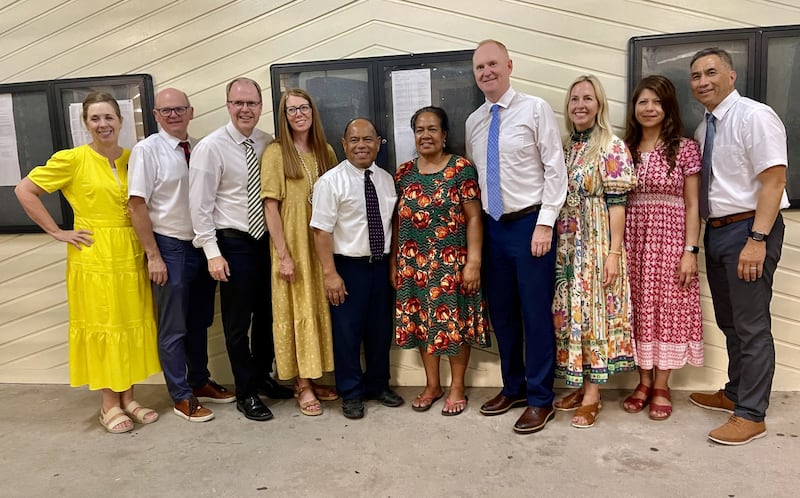 Líderes dos Santos dos Últimos Dias, BYU–Pathway Worldwide e BYU–Hawaii e seus cônjuges posam para uma foto antes do devocional em Tarawa, Kiribati, em julho de 2024.