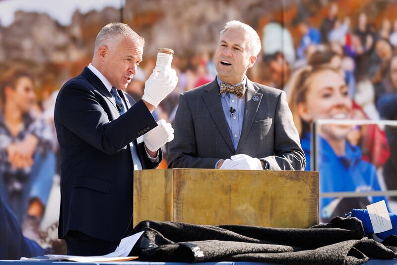 O Presidente da BYU, C. Shane Reese, levanta um pote de ursinhos de canela liofilizados incluídos na cápsula do tempo que foi colocada na biblioteca em 1976 durante o aniversário centenário da Universidade Brigham Young. A cápsula do tempo foi aberta durante um evento do Dia do Fundador na Praça Brigham em Provo, Utah, na quinta-feira, 16 de outubro de 2025.