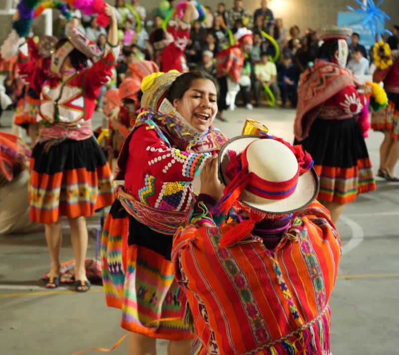 Uma dança apresenta a cultura peruana durante um festival realizado para celebrar o 100º aniversário dos Institutos de Religião em Lima, Peru, 26 de setembro de 2026.