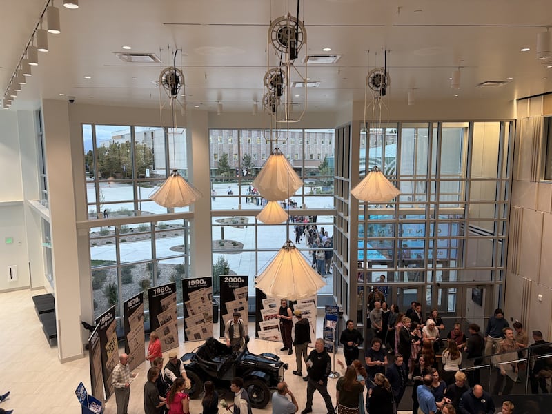 Os convidados entram no Edifício de Artes para a Celebração do Centenário na BYU em Provo, Utah, em 10 de outubro de 2026.