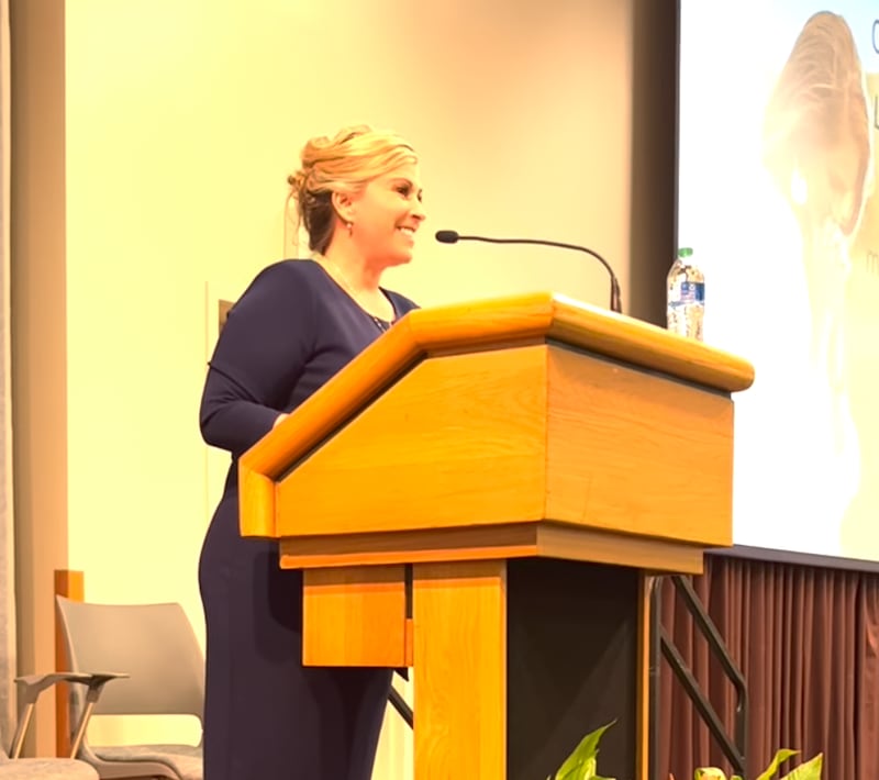 Samantha Nielsen fala em uma classe na Conferência de Mulheres da BYU em Provo, Utah, em 4 de maio de 2023.