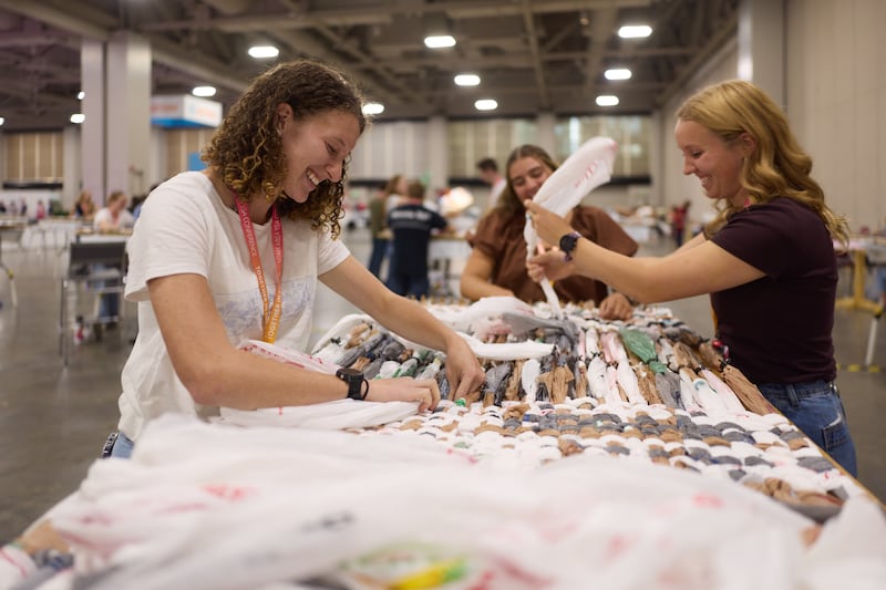 Vários participantes realizam um projeto de serviço na Conferência de Adultos Solteiros da Área de Utah de 2026 no Salt Palace Convention Center em Salt Lake City, Utah, na sexta-feira, 14 de agosto de 2026.