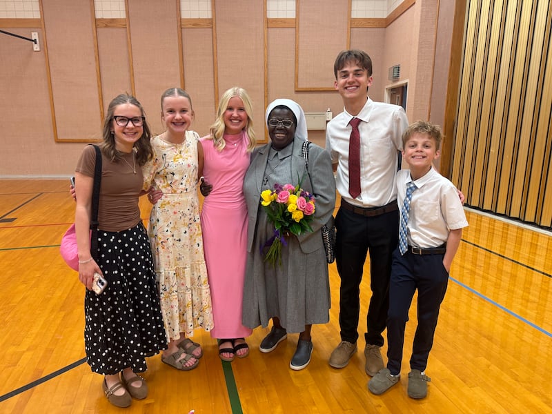 Da esquerda para a direita: Reagan Nabors, Reece Nabors, Addison Nabors, Sister Rosemary Nyirumbe, Beckett Bailey e Saylor Bailey posam para uma foto depois de um devocional dado pela Sister Rosemary em 8 de março de 2026 na cidade de Oklahoma, Oklahoma.