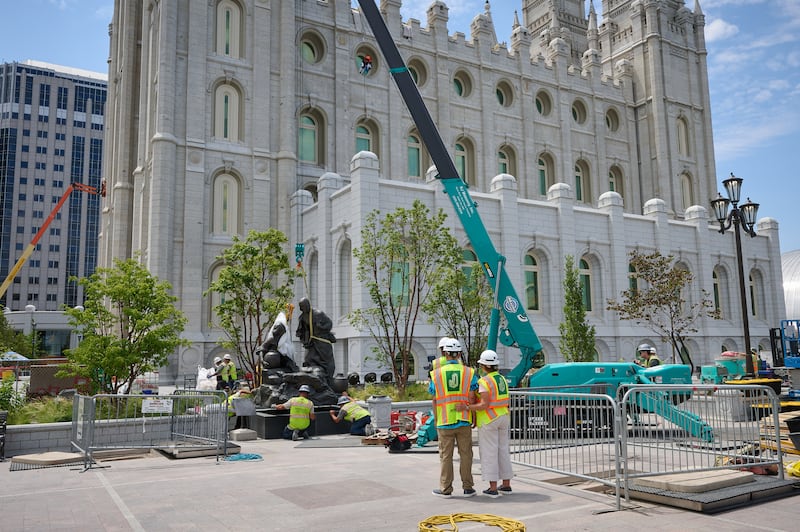 Equipes instalam a estátua Jesus Cristo com a Mulher da Poço na Praça do Templo em Salt Lake City na quarta-feira, 15 de julho de 2026.