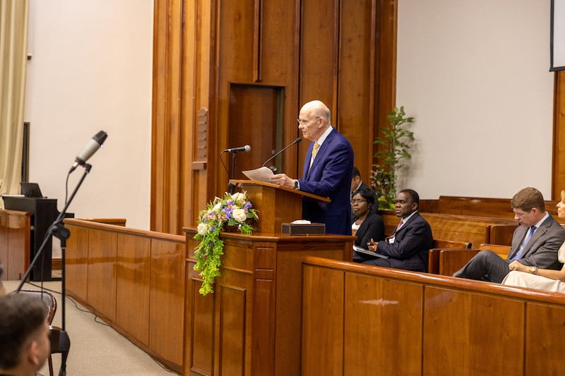 Elder Dale G. Renlund do Quórum dos Doze Apóstolos fala aos jovens adultos durante o devocional de Buenos Aires, Argentina, em 11 de novembro de 2025.