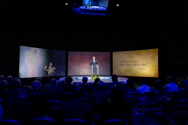 Élder Paul V. Johnson, da Presidência dos Setenta, discursa durante um devocional no campus da BYU em 14 de março de 2023.