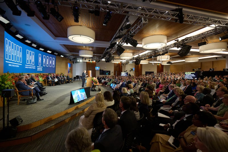 Élder Quentin L. Cook, do Quórum dos Doze Apóstolos, discursa no Seminário para Novos Líderes de Missão de 2026, no Centro de Treinamento Missionário de Provo, em Provo, Utah, em 19 de junho de 2026.
