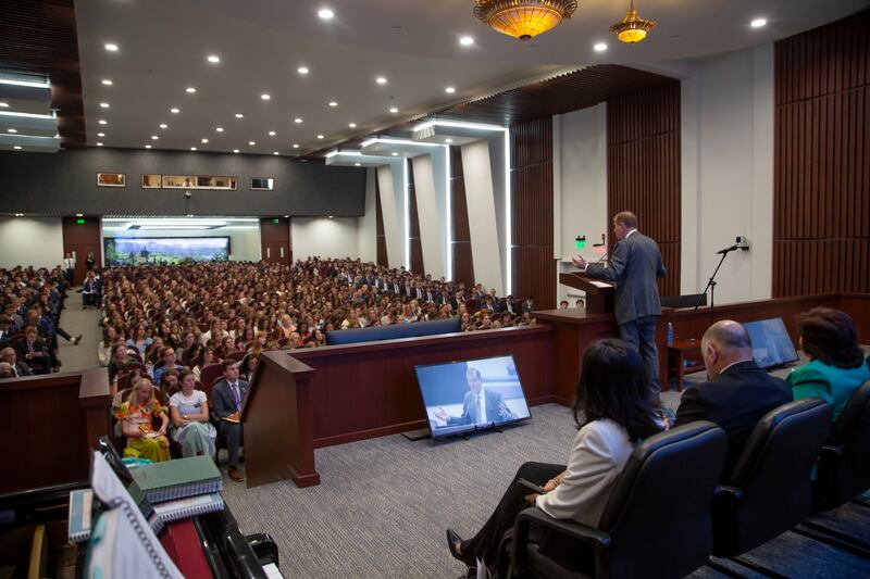 Élder Gary E. Stevenson do Quórum dos Doze Apóstolos fala para mais de 700 missionários no Centro de Treinamento Missionário.
