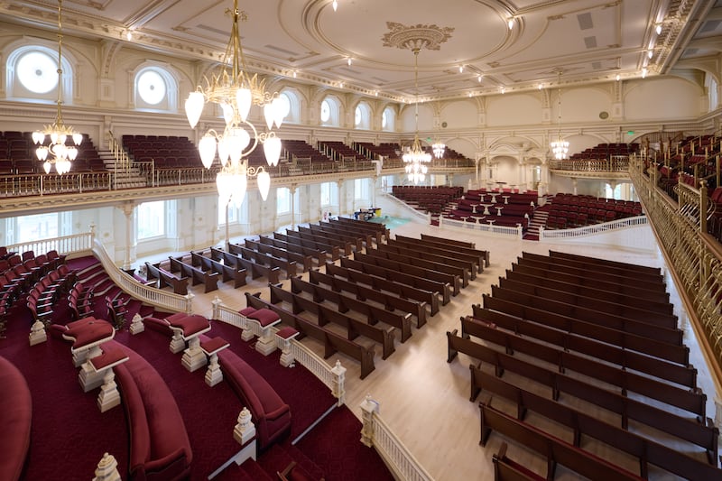 A sala de assembleias no último andar do Templo de Salt Lake em Salt Lake City é mostrada na terça-feira, 23 de junho de 2026.