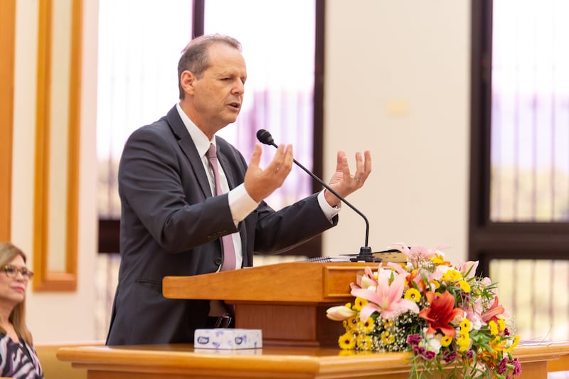 Élder Joni L. Koch, Setenta Autoridade Geral e conselheiro na presidência da Área Brasil, discursa durante uma conferência especial multiestacas em Recife, Brasil, no domingo, 5 de março de 2023.