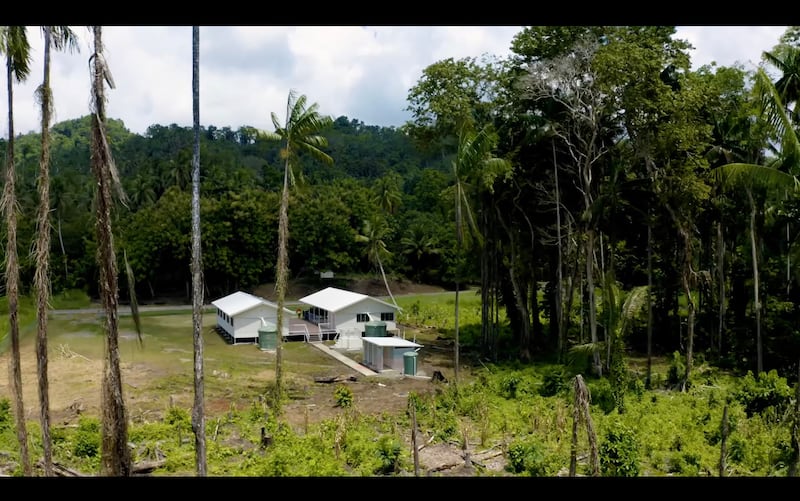 Uma casa de reuniões simplificada em Papua-Nova Guiné, equipada com painéis solares e internet por satélite, permite que as congregações se reúnam, estudem e participem dos programas da Igreja em áreas remotas.