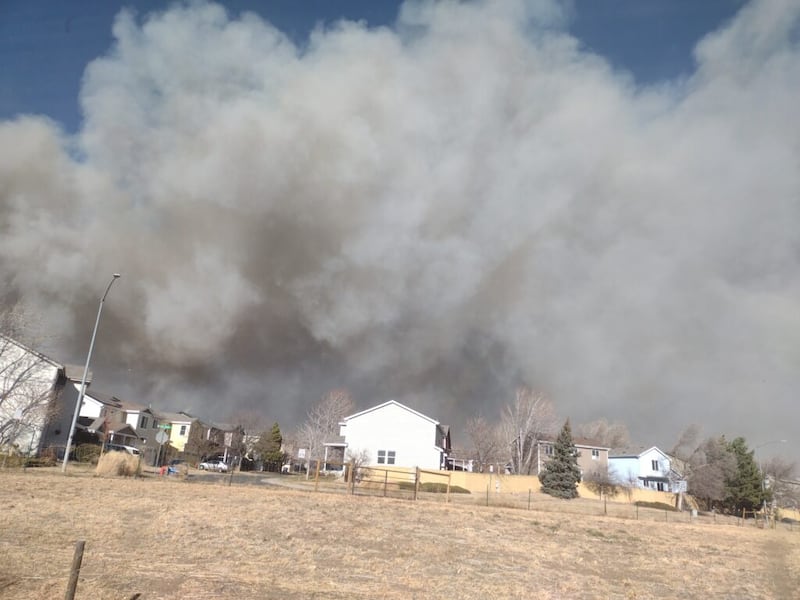 Aubrey Spindle, de 15 anos de idade, fotografou a fumaça cobrindo o céu em sua vizinhança no condado de Boulder, Colorado, na quinta-feira, dia 30 de dezembro de 2021.