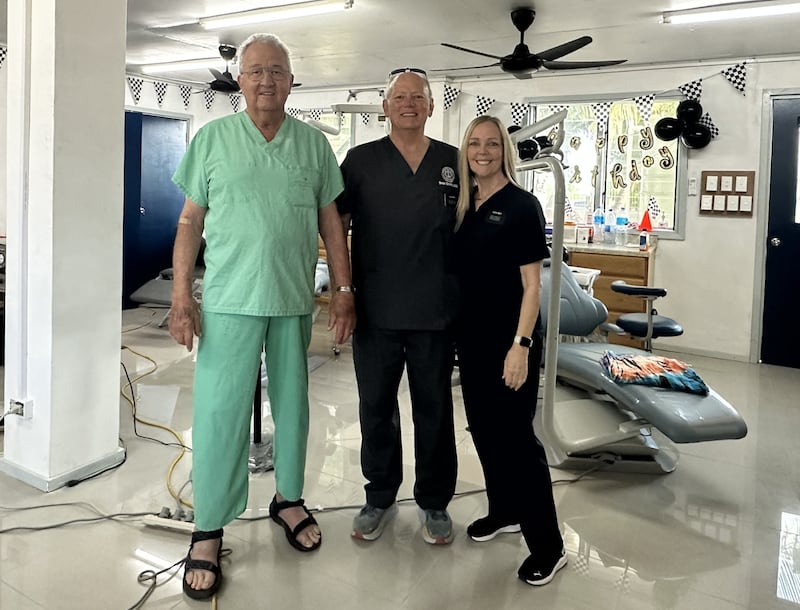 Da esquerda para a direita: Wayne Chisholm, Elder Brad Smith, Sister Sherrie Smith sorriem para uma foto na clínica odontológica Moroni em Eita, Kiribati, julho de 2024.