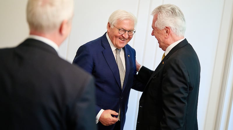 O Presidente Federal da Alemanha, Frank-Walter Steinmeier, centro, fala com o Presidente Dieter F. Uchtdorf, presidente em exercício do Quórum dos Doze Apóstolos.