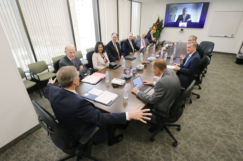Élder David A. Bednar do Quórum dos Doze Apóstolos preside uma reunião do Conselho Executivo de Templo e História da Família no Prédio de Escritórios da Igreja em Salt Lake City na quarta-feira, 2 de junho de 2021.