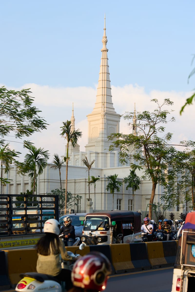 O Templo de Phnom Penh Camboja visto de uma estrada próxima.