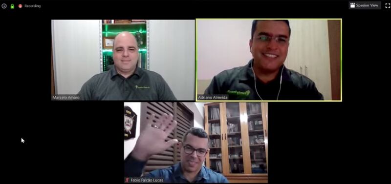 Adriano Almeida, à direita, apresenta os convidados do FamilySearch, Marcelo Amaro e Fábio Falcão Lucas, durante um evento ao vivo nas redes sociais no Brasil, na quarta-feira, dia 8 de abril de 2020.