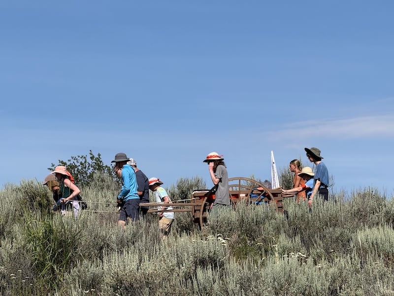 Jovens da Estaca de Spokane Valley, Washington puxam carrinhos de mão através da Montanha Drybuck em Bend, Idaho durante Trek em 25 de junho de 2026.