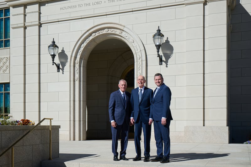 O Presidente Henry B. Eyring encontra-se em frente ao Templo de Montpelier Idaho entre os Setenta Autoridade Geral Élder Steven R. Bangerter, à esquerda, e Élder Ricardo P. Giménez, à direita.