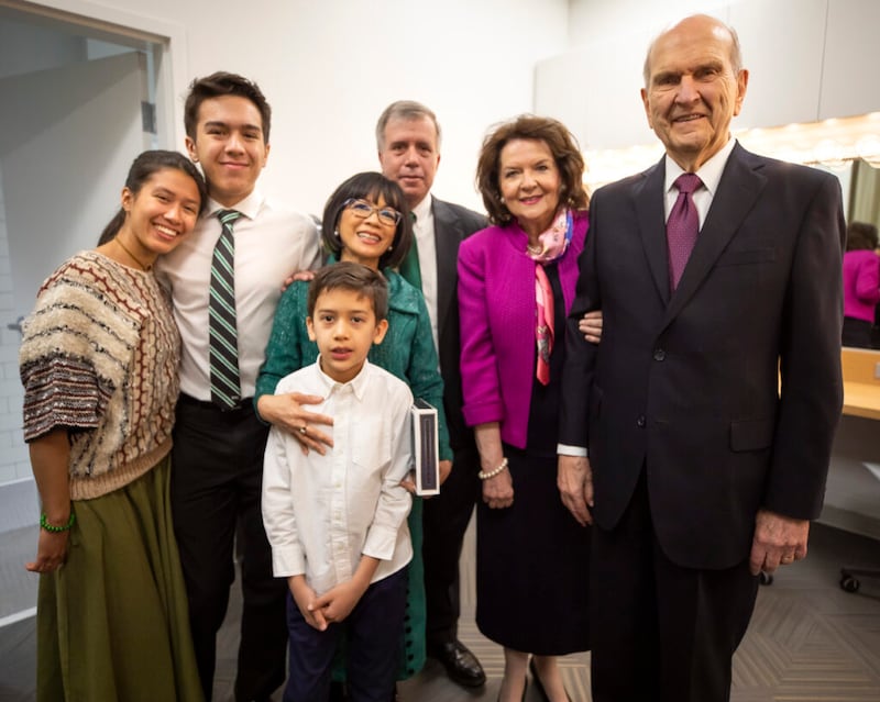 President Russell M. Nelson e irmã Wendy Nelson encontram-se com Astrid Tuminez, presidente da UVU, e sua família após a posse da presidente no Teatro do Noorda Center for the Performing Arts, no campus da Utah Valley University em Orem, Utah, no dia 17 de março de 2019. Da esquerda para a direita, sua filha Michal Francis Tuminez Tolk, Whitman David Tuminez Tolk, Leo Emerson Tuminez Tolk, Astrid Tuminez, Jeffrey Tolk, irmã Nelson e Presidente Nelson.