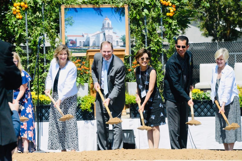 Elder Mark A. Bragg, sua esposa Sister Yvonne Bragg, e convidados convidados viram cerimonialmente a terra na cerimônia de inauguração do Templo de Yorba Linda Califórnia em Yorba Linda, Califórnia, no sábado, 18 de junho de 2022.