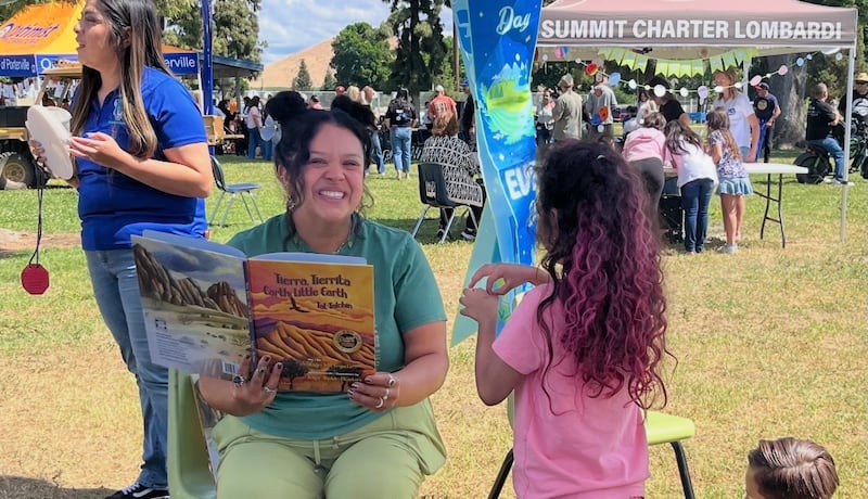 Famílias leem juntas no evento de 25º aniversário de Porterville Celebrates Reading em Porterville, Califórnia, sábado, 11 de abril de 2026.