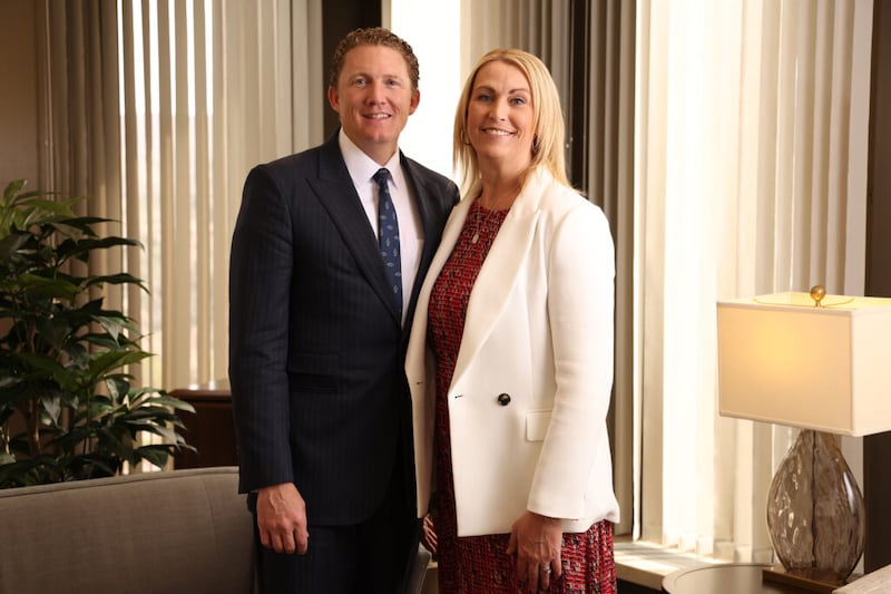 Élder Ryan K. Olsen, Setenta Autoridade Geral de A Igreja de Jesus Cristo dos Santos dos Últimos Dias, à esquerda, e sua esposa, a irmã Julie Olsen, posam para uma foto no Edifício de Escritórios da Igreja em Salt Lake City na segunda-feira, 4 de abril de 2022.