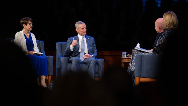 Élder David A. Bednar do Quórum dos Doze Apóstolos e sua esposa, Irmã Susan Bednar, falam durante o devocional realizado no BYU-Idaho Center em Rexburg, Idaho, na quinta-feira, 8 de outubro de 2026. O presidente de BYU-Idaho Alvin F. Meredith III e Irmã Jennifer Meredith estão à esquerda.