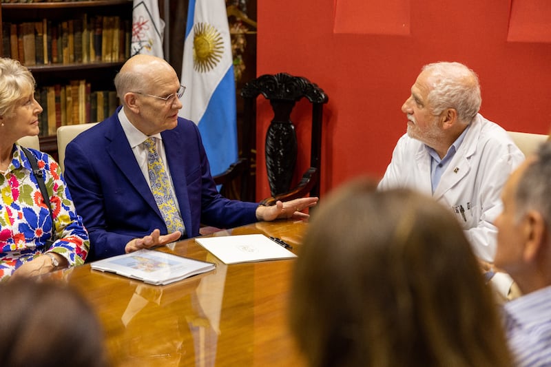 Elder Dale G. Renlund do Quórum dos Doze Apóstolos conversa com o Dr. Pablo Neira, diretor médico de um hospital infantil de Buenos Aires, Argentina, em 11 de novembro de 2025.