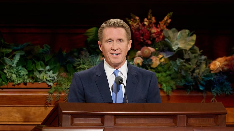 Presidente Timothy L. Farnes, Presidente Geral de Homens Jovens, fala durante a sessão de sábado à tarde da 196ª Conferência Geral Semestral de A Igreja de Jesus Cristo dos Santos dos Últimos Dias no Centro de Conferências em Salt Lake City em 3 de outubro de 2026.
