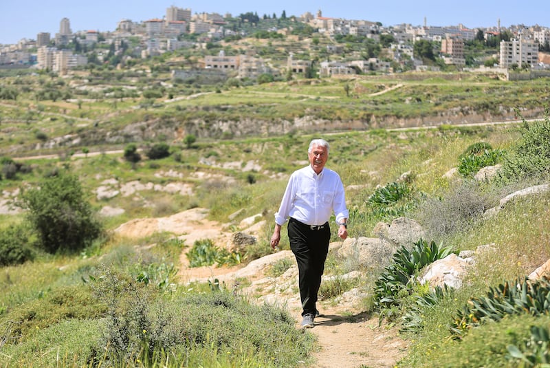 Élder Dieter F. Uchtdorf, do Quórum dos Doze Apóstolos, caminha por um campo aberto, fora da cidade de Belém, na Cisjordânia da Palestina, na sexta-feira, 21 de abril de 2023.