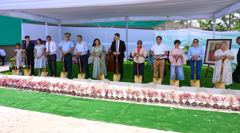 Líderes da Igreja, autoridades do governo e representantes da comunidade participam da cerimônia de lançamento da pedra fundamental do Templo Iquitos Peru.