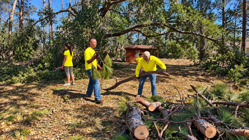 Voluntários Santos dos Últimos Dias ajudam vizinhos e amigos a limpar após o Furacão Isaías em Pensacola, Flórida, no sábado, 17 de outubro de 2026.