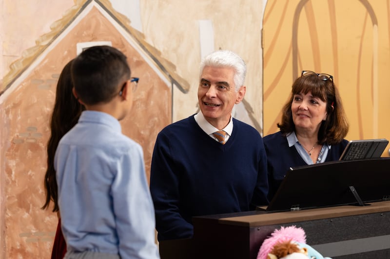 Élder Gérald Caussé e Irmã Valérie Caussé falam com crianças durante a transmissão "Amigo para Amigo" de setembro de 2026.