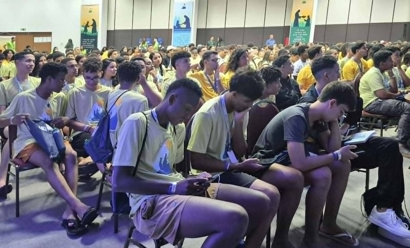 Jovens leem as escrituras em seus telefones durante uma sessão do FSY no Rio de Janeiro, Brasil, em fevereiro de 2026.