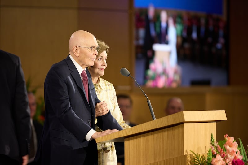 O Presidente Dallin H. Oaks está ao lado de sua esposa, a irmã Kristen Oaks, na sessão de sábado, 20 de junho de 2026, do Seminário para Novos Líderes de Missão no Centro de Treinamento Missionário de Provo, em Provo, Utah.