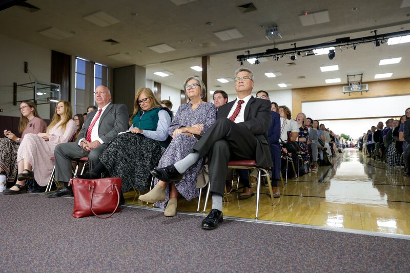 Participantes ouvem Élder Ronald A. Rasband, do Quórum dos Doze Apóstolos, discursar em um devocional no Instituto da Universidade Weber State em Ogden, Utah, no domingo, 23 de outubro de 2022.