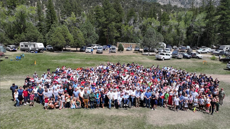 Mais de 600 membros da família Abinadi e Hannah Seely Olsen se reuniram em Joe's Valley para seu encontro familiar bienal no sábado, 4 de julho de 2026.