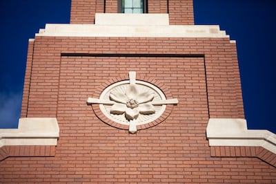 Um açafrão da pradaria decora os tijolos vermelhos do Templo Winnipeg Manitoba em Winnipeg, Canadá, sábado, 30 de outubro de 2021. Tanto o açafrão quanto os tijolos vermelhos são características únicas deste templo.