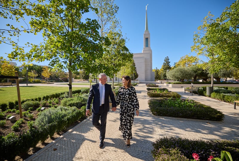 Élder Ulisses Soares, do Quórum dos Doze Apóstolos, caminha pelos jardins do Templo de Lisboa Portugal com sua esposa, a irmã Rosana Soares, em 9 de setembro de 2022.