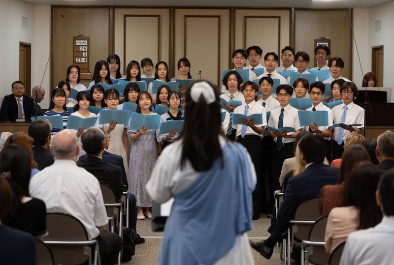 Um coro canta na reunião de 125º aniversário do Japão em Yamate, Yokohama, em 30 de agosto de 2026.