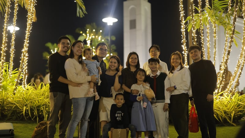 Famílias assistem à cerimônia de iluminação das luzes de Natal no Templo de Manila, Filipinas, em 13 de novembro de 2025