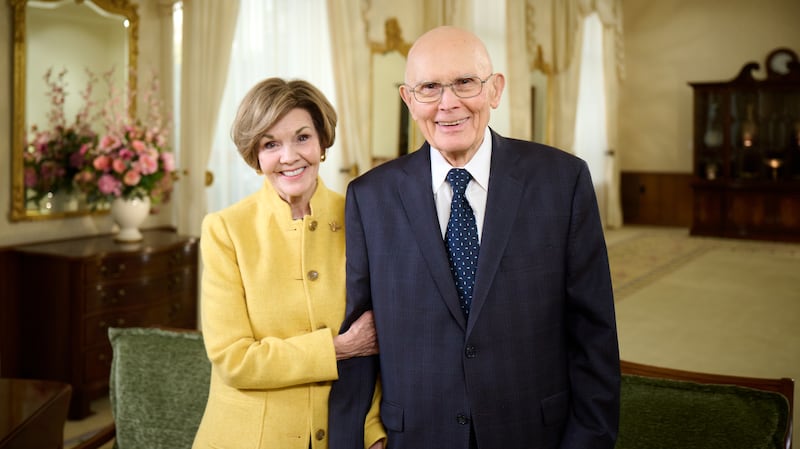 O Presidente Dallin H. Oaks e sua esposa, Irmã Kristen Oaks, posam para uma foto no Edifício da Sociedade de Socorro em Salt Lake City, Utah, na quarta-feira, 15 de outubro de 2025.