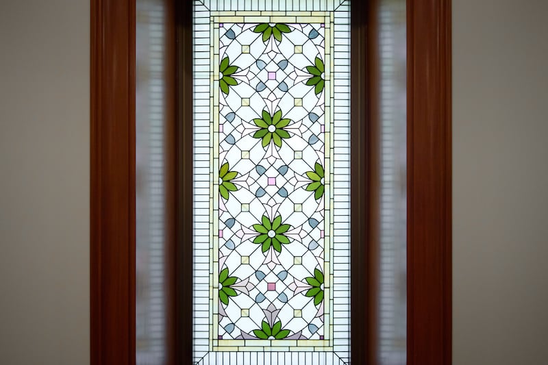 Uma janela de vidro artístico do Templo de Bacolod, Filipinas.