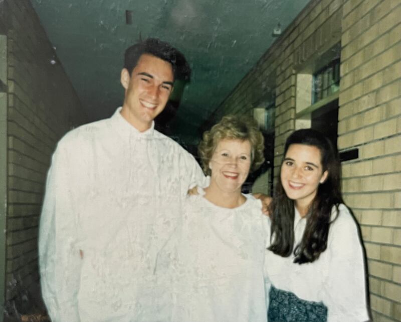 Amanda-Leigh Player Hall, à direita, com sua mãe, Vivienne Player, e o élder Michael Pain, no batismo de sua mãe em Joanesburgo, África do Sul, em dezembro de 1994.